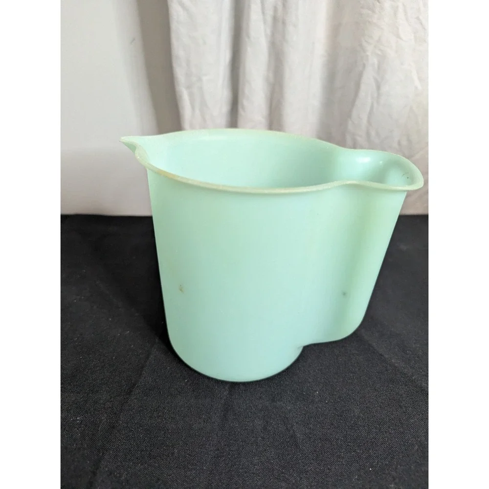 vintage Tupperware 40oz millionaire lime milk pitcher creamer 131-2 USA made‎